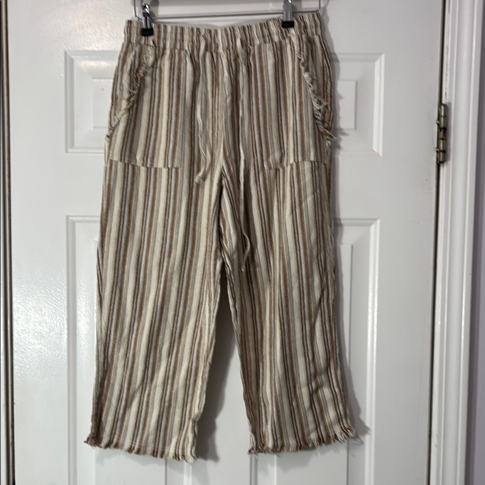 Royalty For Me brand capris. Size Medium